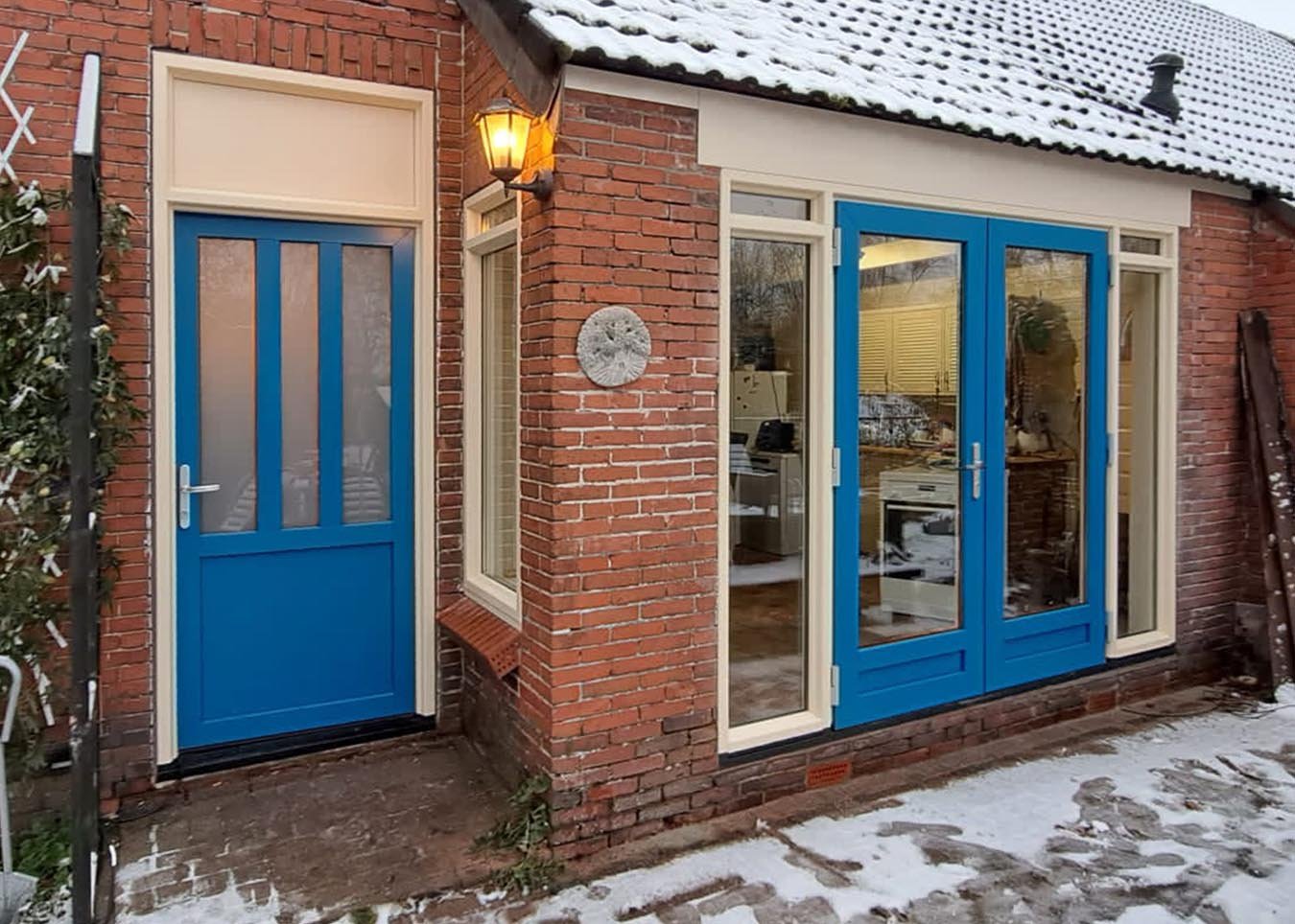 blauwe-kunststof-openslaande-deuren