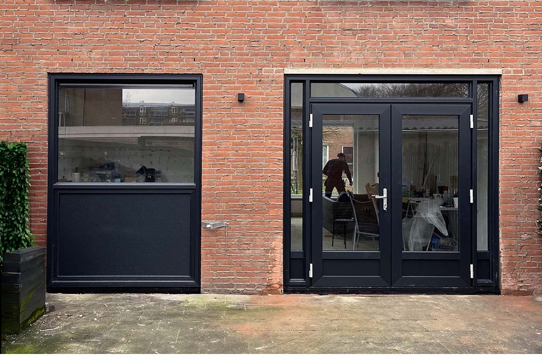 openslaande-kunststof-deuren-met-zijlichten-1